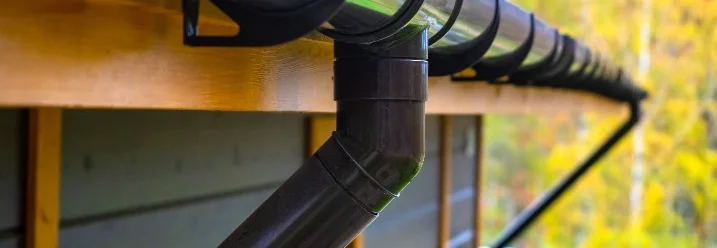 Regenrinne an Holzhütte